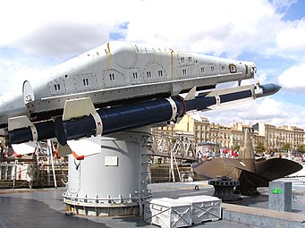 La rampe double de missiles Masurca sur la plage arrière.