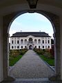 Blick auf Schloss Hohenbrunn durch das Torstöcklportal