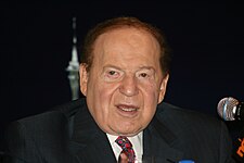 Adelson na tiskové konferenci v roce 2010