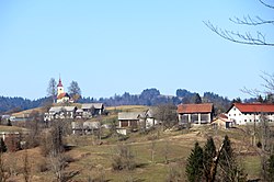 pogled na naselje Spodnji Vrsnik; u pozadini rimokatolička crkva "Sv. Tomaž" u Gorenjem Vrsniku