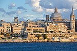 Uitzicht over de stad Valetta met onder meer een kerkkoepel en een klokkentoren.