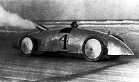 Louis Ross ajamassa ennätystä Stanley Woggle-Bug -autolla Daytona Beach Road Coursella, vuonna 1903