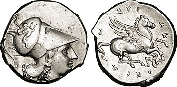 Litra d'argent frappée par Agathocle alors tyran de Syracuse (317-294 AC), représentant au droit une tête d'Athéna et au revers un Pégase avec, sous le ventre, le triskelès qui renvoie à Agathocle.