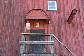 Entrén till stolpboden.