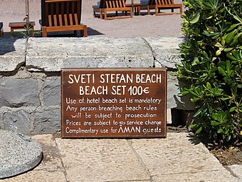Объявление на пляже Aman Sveti Stefan, 2019 год