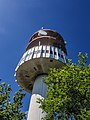 Tour hertzienne du Crêt de la Murette depuis son pied sur un chemin.