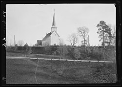 Fotografi av Enebakk Kirke i sort og hvitt datert 1915.