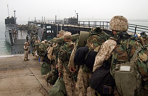 ВМС США 050226-N-6932B-106 Морские пехотинцы, приписанные к 31-му экспедиционному отряду морской пехоты (MEU), находятся на борту десантного корабля (LCU) на борту военно-морской базы Кувейт, Кувейт.jpg