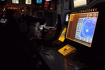 Arbetsstation för datorsystemet AN/UYQ-70 på hangarfartyget USS Ronald Reagan (CVN-76).