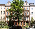 Mietshaus in geschlossener Bebauung, mit Vorgarten sowie Gartenpavillon im Hof