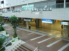 東口の東西通路（旧 中央通路）出口付近（2009年8月）