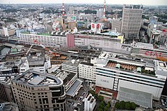 横浜駅とその周辺。手前が東口、奥が西口（2005年撮影）