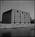 De oplevering van de pakhuizen en kantoor in de dan nog lege Wijnhaven, 1948.