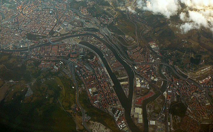 ソロサウレの空中写真（上辺が南 : 左上がビルバオ市街地）