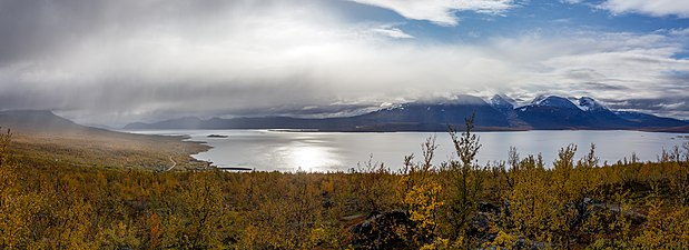 Vy mot Áhkájávrre och Áhkká från Gränsleden 2 km väster om Ritsem. Regn över Ritsem.