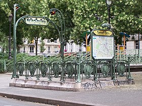 L'édicule Guimard de la stationsur le boulevard Richard-Lenoir.