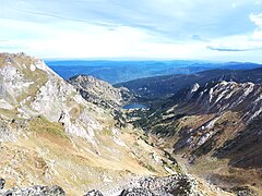 L'étang de Laurenti. À gauche - Roc Blanc (altitude 2 542 mètres).