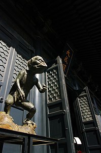 Figura tengu przed świątynią