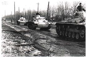 Колонна танков Panzer III на марше. 1942