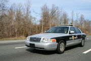 ノースカロライナ州警察ハイウェイパトロールのパトカー。 ドアに STATE TROOPER の表記がある