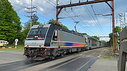 Az NJT 4615-ös pályaszámú ALP–46-osa a New Jersey-i Convent vasútállomásra jár be