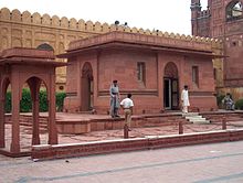 The tomb of Muhammad Iqbal at the entrance of the Badshahi Mosque in Lahore Allama Iqbals Tomb East & south walls July 1 2005.jpg