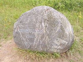 Une pierre sur la colline lui permettant d'atteindre l'altitude de 294 mètres.