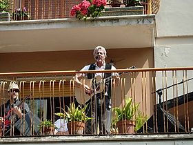 Baglioni suona da un balcone di Centocelle