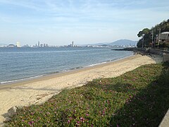 Plage de l'île et vue sur le centre-ville de Fukuoka.