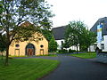 Ehem. Augustinerinnenkloster a) Pfarrhaus (Propstei) b) Klosterscheune c) Reste der Klostermauer