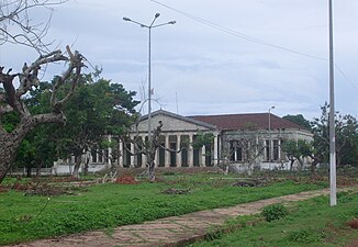 Руины бывшего административного здания