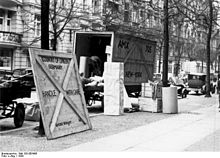 Jews emigrating from Berlin to the United States, 1939 Bundesarchiv Bild 183-E03468, Berlin, Emigration von Juden, Umzugswagen.jpg