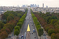 Vue des Champs-Élysées depuis le haut de la roue de Paris sur la place de la Concorde.