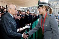 Italian presidentti Giorgio Napolitano kättelemässä Chiara Caineroa.