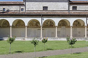 Uno dei portici del chiostro si Sant'Antonio, con le lunette decorate.