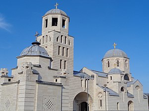 Palionica svijeća (lijevo), zvonik i crkva