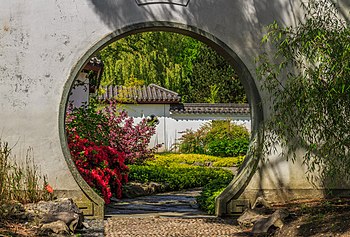 Měsíční brána do čínské zahrady v Harenu koncipované podle sučouských zahrad, od nichž získala název „tajemná říše Ming“