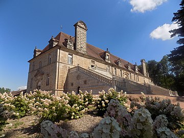 Två trappor leder till övervåningen i François Blondel's stall från 1652 på Château de Chaumont-la-Guiche, Frankrike