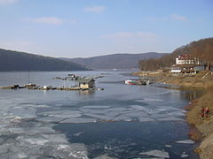 Point de vue Nord sur l'Edersee gelé ; à l'arrière-plan, le quartier de Waldeck-Ouest