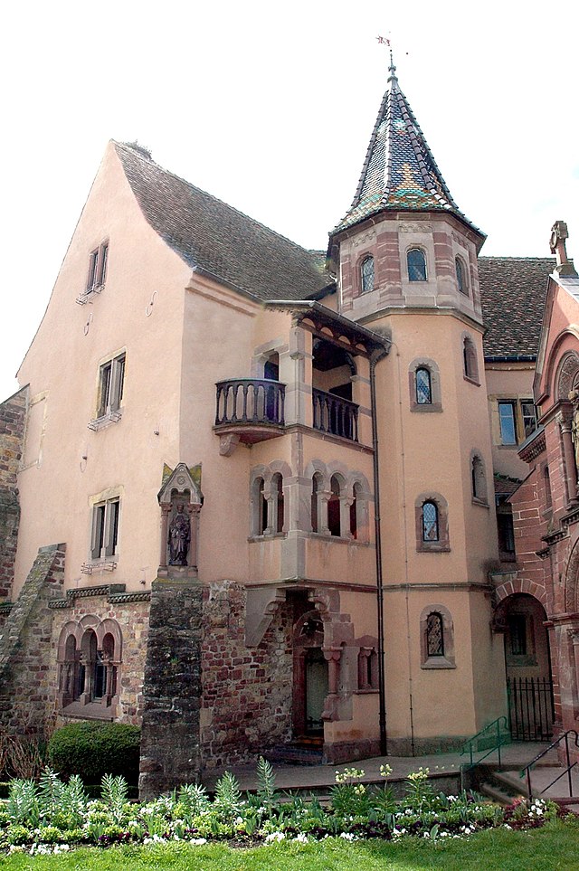 http://upload.wikimedia.org/wikipedia/commons/thumb/c/c8/Eguisheim%2C_ch%C3%A2teau.jpg/640px-Eguisheim%2C_ch%C3%A2teau.jpg