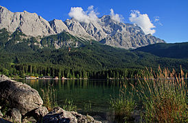 Blick auf den Eibsee mit der Zugspitze im Hintergrund