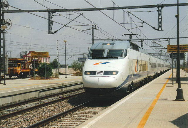 Train à grande vitesse Euromed dans la gare de Benicarló-Peníscola.