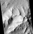 Центральний насип у кратері Фесенков, знімок HiRISE.