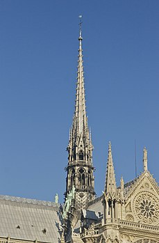 La flèche de la cathédrale Notre-Dame de Paris. (définition réelle 2 004 × 3 052)