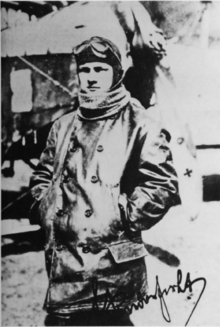 Photo noir et blanc d'un aviateur en tenue de vol.