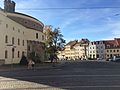 Stadtplatz mit Treppenanlage und Stützmauern mit aufgesetzter Balustrade, Mauer zwischen Kaisertrutz und Theater, Laternen, Grünanlage mit ihren Wegen, Aufteilungen und Gehölzbestand, Zufahrt und Wendekreis am Theater sowie die den Platz umgebende Bürgersteige und Straßen mit ihren Befestigungen, das Denkmal Gottlob Ludwig Demianis, das Toilettenhäuschen weit unterhalb des Theaters und das Straßenbahnhäuschen im südöstlichen Zipfel