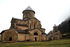 Gottesmutterkirche von Südwesten, rechts hinten die Georgskirche