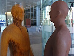 Pair of figures separated by plate glass, Regent's Place, Londres.