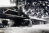 1920年頃の宮城内の主馬寮施設。手前（左側）が馬車洗場で、奥（右側）に見えるのが臣下馬車舎。儀装馬車と比べると簡素な馬車が置かれている。