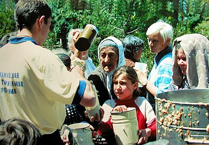 Харе Кришна поклоници деле вегетаријанске оброке.